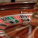 Колесо рулетки в казино с шариком на игровом столе