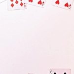 Мини-игры онлайн-казино на экране устройства с яркой графикой